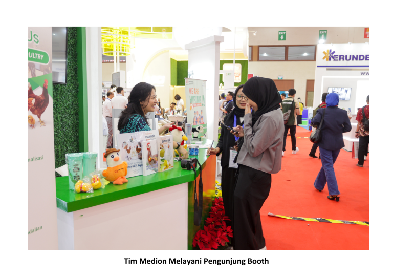 Tim Medion Melayani Pengunjung Booth